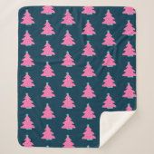 Pink Moderne Weihnachtsbaumen auf Navy Blue Sherpadecke (Vorderseite)