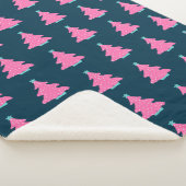 Pink Moderne Weihnachtsbaumen auf Navy Blue Sherpadecke (3/4)