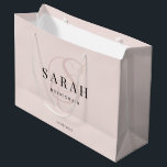 Pink Monogram Personalisiert Bridesmaid Große Geschenktüte<br><div class="desc">Diese niedliche personalisierte Geschenktasche mit Bräunungsgeschenk enthält den Namen der personalisierten Brautjungfrau,  das kalligraphische Monogramm in Rosa und das Hochzeitdatum. Ändern Sie den Hintergrund und die Schriftart-Farben ganz einfach,  wenn Sie möchten.</div>
