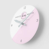 Pink Monogram Style Custom Logo Business Runde Wanduhr (Winkel)