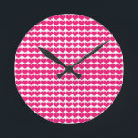 Pink Niedlich Hearts Muster Uhr<br><div class="desc">Einfache und süße Niedliche Herz Pattern Uhr mit einem sich wiederholenden Muster kleiner rosa Herzen. Dieses Design kann um Text ergänzt werden,  um ihm eine persönliche Touch zu geben.</div>