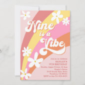 Pink Nine ist ein Vibe Retro Daisy Rainbow Birthda Einladung (Vorderseite)