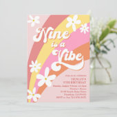 Pink Nine ist ein Vibe Retro Daisy Rainbow Birthda Einladung (Stehend Vorderseite)