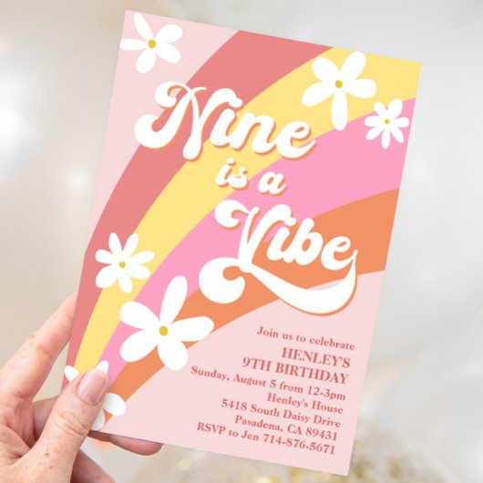 Pink Nine ist ein Vibe Retro Daisy Rainbow Birthda Einladung