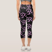 Pink Om Scattered Black Background Capri Leggings (Rückseite)