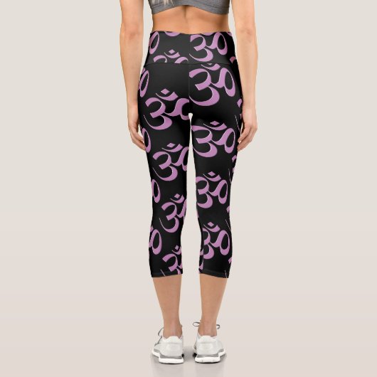 Pink Om Scattered Black Background Capri Leggings (Rückseite)