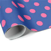 Pink On Blue Polka Dots Pattern Design Geschenkpapier (Rolleneckpunkt)