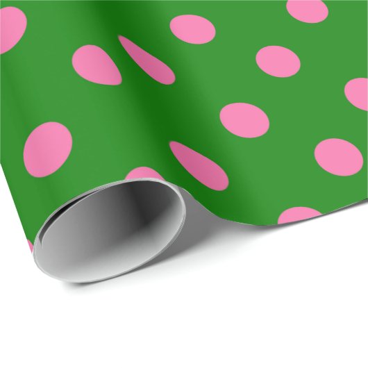 Pink On Green Polka Dots Pattern Design Geschenkpapier (Rolleneckpunkt)