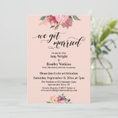 Pink Painted Blume Wir Got Verheiratetes Script, B Einladung (Stehend Vorderseite)