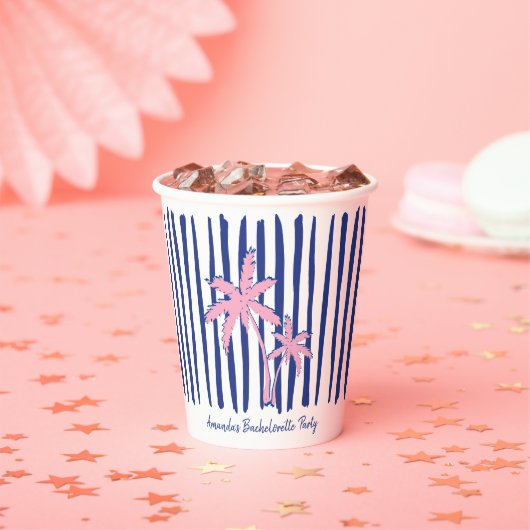 Pink Palm Pair auf Blue Stripes Junggeselinnen-Abs Pappbecher (Insitu)