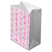 Pink Peace Sign Gift Wrap Mittlere Geschenktüte (Vorderseite Schrägansicht)