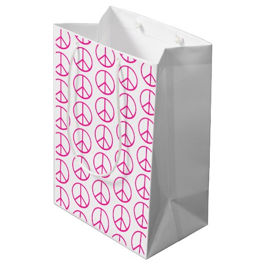 Pink Peace Sign Gift Wrap Mittlere Geschenktüte (Rückseite Schrägansicht)