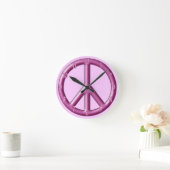 Pink peace sign wall clock. runde wanduhr (Zuhause)