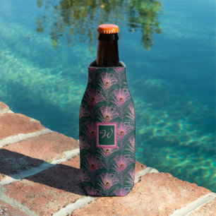 Pink Peacock Feathers und Monogram on Deep Green Flaschenkühler