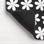 Pink Pearls in Daisis auf schwarz Mousepad (Ecke)