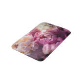 Pink Peonies: Luxuriöse florale Kunst. Badematte (Schrägansicht)