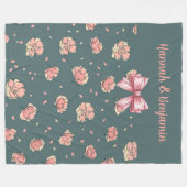 Pink Peony and Bow Pattern Fleecedecke (Vorderseite (Horizontal))