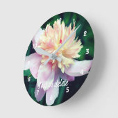 Pink Peony Blume in Blüte Nah Personalisiert Runde Wanduhr (Winkel)