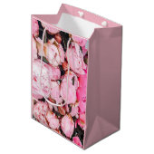 Pink Peony Floral Design Medium Geschenktasche Mittlere Geschenktüte (Vorderseite Schrägansicht)