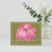 Pink Peony mit Taubentropfen Grün Hintergrund wird Postkarte (Stehend Vorderseite)