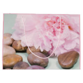 Pink Peony mit Zen Rocks Geschenktasche Große Geschenktüte (Rückseite)