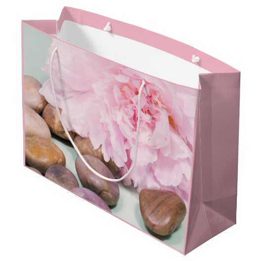 Pink Peony mit Zen Rocks Geschenktasche Große Geschenktüte (Rückseite Schrägansicht)