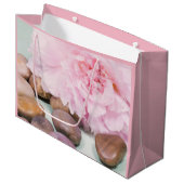 Pink Peony mit Zen Rocks Geschenktasche Große Geschenktüte (Vorderseite Schrägansicht)