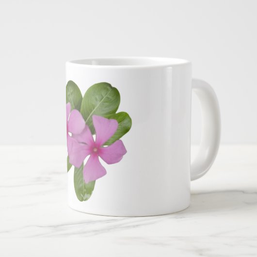 Pink Periwinkle Blume mit grünen Blätter Jumbo-Tasse (Vorderseite Rechts)