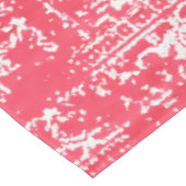 Pink Petals über Kilim Dreams Tischdecke (Schrägansicht)