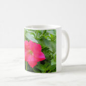 Pink-Petunia-Blume Kaffeetasse (VorderseiteRechts)