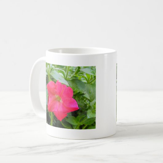 Pink-Petunia-Blume Kaffeetasse (Vorderseite Links)
