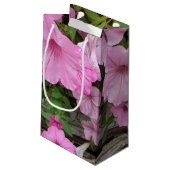Pink Petunia Blüten Kleine Geschenktüte (Rückseite Schrägansicht)
