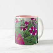 Pink Petunias Zweifarbige Tasse (VorderseiteRechts)