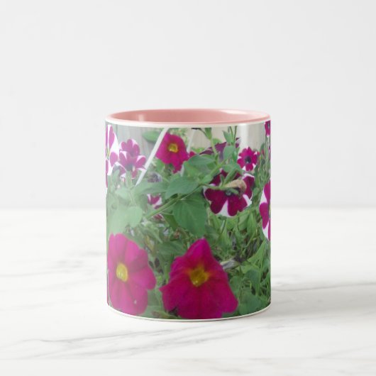Pink Petunias Zweifarbige Tasse (Mittel)