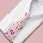 Pink Plumbing Professionelle Klempner Vater Krawat Krawatte<br><div class="desc">Die Krawatte der Männer weist ein reizvolles Muster auf, das durch die Ausstattung des Klempners inspiriert wird. Dies macht es zu einem umsichtigen Geschenk, das einem Vater, Großvater oder Onkel, der in der Klempnerbranche arbeitet, präsentiert wird. Das Design zeigt eine Vielzahl von Werkzeugen und Symbolen des Klempners, wie z. B....</div>
