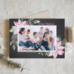 Pink Poinsettias Chalkboard Foto Frohe Weihnachten<br><div class="desc">Frohe Weihnachten! Individuell gestaltbare Weihnachtsflachkarte mit Aquarellbildern von rosa Poinsettias, Beeren, Baumwolle und Stollen auf einem Imitat-Kalkboard-Hintergrund. Personalisieren Sie das durch Hinzufügen von Fotos und eigenen Texten. Diese rosa, blumengeschmückte Weihnachtskarte ist in einer Vielzahl von Kartenmaterial erhältlich. Versenden Sie mit dieser hübsch rosa botanischen Weihnachtskarte Urlaubsgrüße an Familie und Freunde....</div>