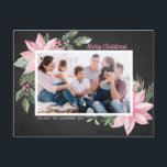 Pink Poinsettias Chalkboard Frohe Weihnachts-Foto Feiertagspostkarte<br><div class="desc">Frohe Weihnachten! Senden Sie mit dieser individuell gestaltbaren botanischen Postkarte Urlaubsgrüße an Familie und Freunde. Es zeigt Aquarellbilder von rosa Poinsettien, Beeren, Baumwolle und Stollen auf einem Imitat Kalkboard Hintergrund. Personalisieren Sie das durch Hinzufügen von Fotos und eigenen Texten. Diese rosa, blumengeschmückte Weihnachtspostkarte ist in einer Vielzahl von Kartons erhältlich....</div>