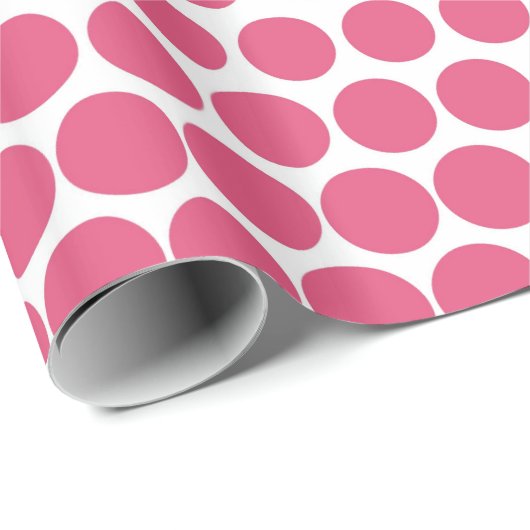 Pink Polka Dot Modern White Geschenkpapier (Rolleneckpunkt)