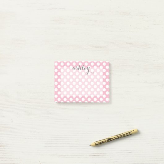 Pink Polka Dot Muster mit grauem Skriptnamen Post-it Klebezettel (Auf Schreibtisch)