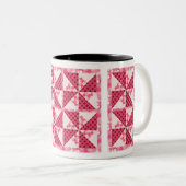 Pink Polka Dot Quilt Look Zweifarbige Tasse (VorderseiteRechts)
