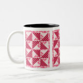 Pink Polka Dot Quilt Look Zweifarbige Tasse (Links)