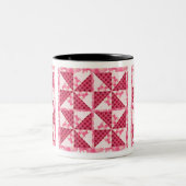 Pink Polka Dot Quilt Look Zweifarbige Tasse (Mittel)