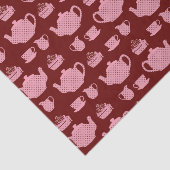 Pink Polka Dot Tea Set auf Burgund Seidenpapier (Ausschnitt)