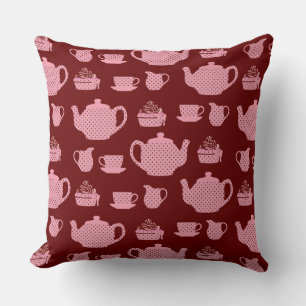 Pink Polka Dot Tee Set auf Burgund Muster Kissen