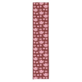 Pink Polka Dot Tee Set auf Burgund Muster Kurzer Tischläufer (Vorderseite)