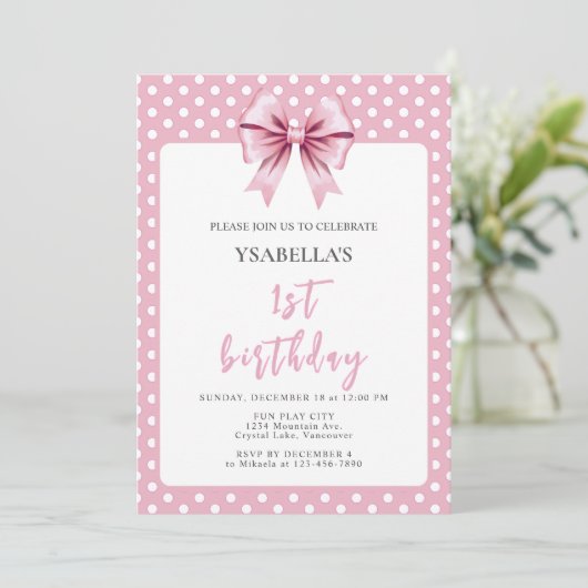 Pink Polka Dot und Bow Erster Geburtstag Einladung (Stehend Vorderseite)