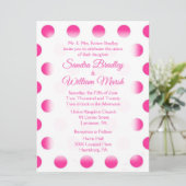 Pink Polka Dot Wedding Einladung (Stehend Vorderseite)