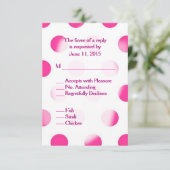 Pink Polka Dot Wedding RSVP Karte (Stehend Vorderseite)