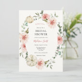 Pink Pumpkin Florals und Greenery Brautparty Einladung (Stehend Vorderseite)