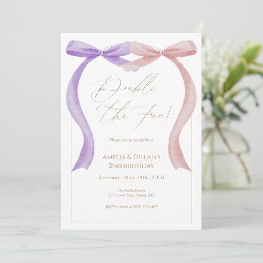 Pink purple bow Twin Birthday Invitation Einladung (Stehend Vorderseite)